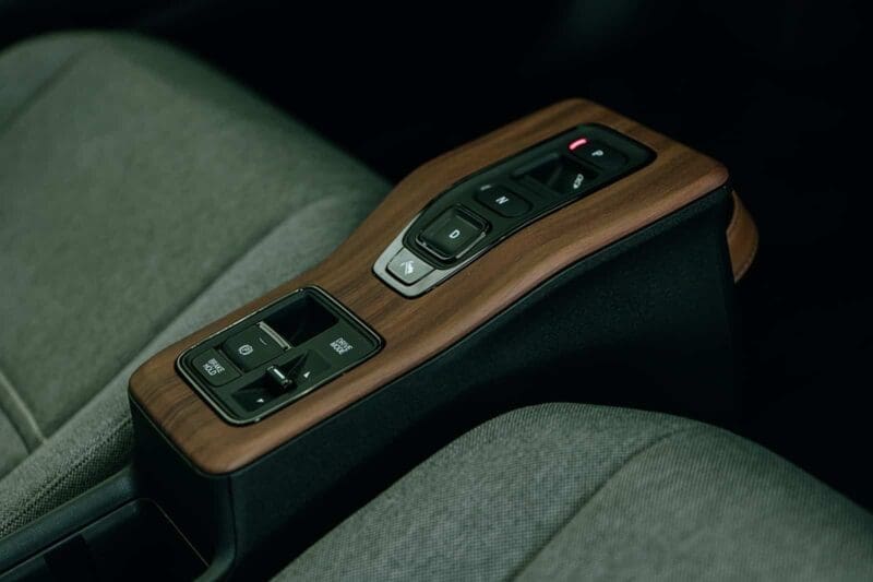Elle est devenue l’automobile tendance des beaux quartiers. Signe des temps, la Honda E roule sans émettre de CO2 puisqu’elle a été pensée uniquement en motorisation électrique. Explications avec Michel Soler, fin connaisseur de la marque chez Passion Automobiles.